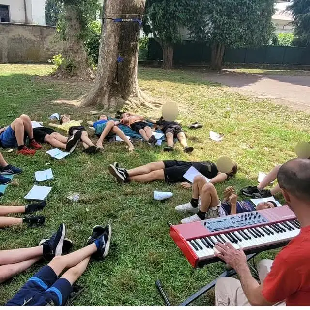 Gruppo di ragazzi durante un laboratorio musicale con Roberto Pecorari