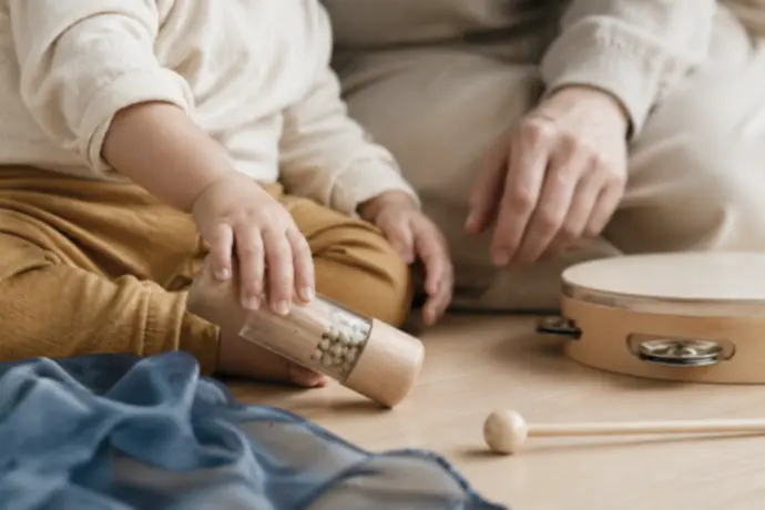 Laboratori musicali per nidi, scuole dell'infanzia e famiglie: gioco, ascolto e relazione attraverso il suono, dai 0 ai 6 anni. Varese e Milano.