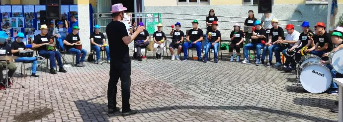 Orchestra  gruppo amicizia all’aperto durante un evento in piazza gorla minore