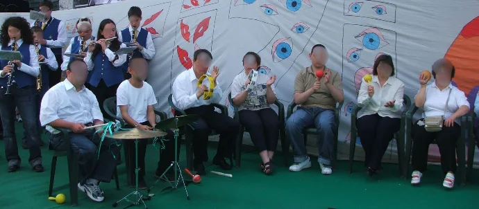Orchestra inclusiva con piccole percussioni e banda musicale