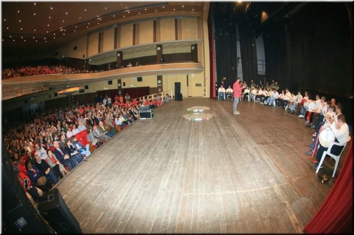 Esibizione musicale in un teatro varese
