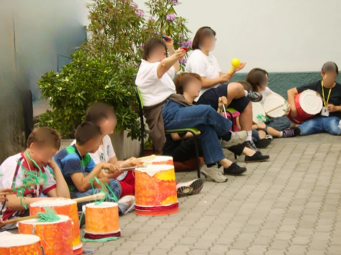 Orchestra con strumenti autocostruiti da materiali di riuso