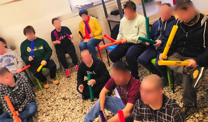 Laboratorio con i tubi sonori colorati